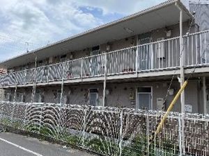外観の2階建て建物  
