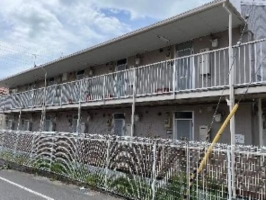 外観の2階建て建物  