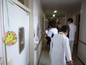 職員が歩く廊下  