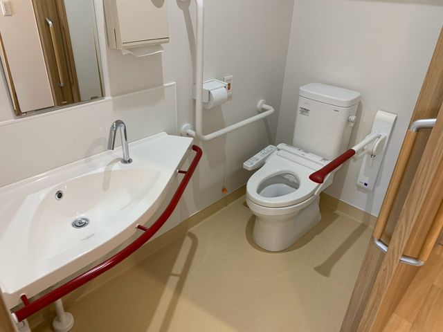 広々としたトイレ トイレ 広々として安全に配慮されたトイレ空間です。手すりが設置され、安心して利用できます。