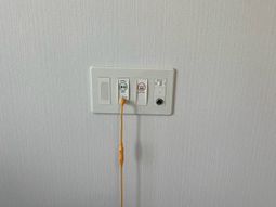 緊急呼び出し用設備壁面