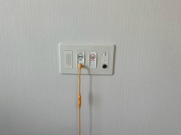 緊急呼び出し用設備壁面