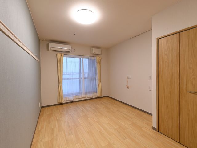 清潔感溢れる居室 居室 清潔で落ち着いた環境の居室で、利用者様の快適な生活を支援していただける方を募集しています。