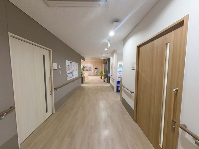 広々とした廊下 廊下 広々とした廊下は、安全な手すりが備えられ、移動がしやすく設計されています。