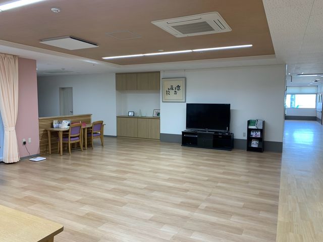 くつろぎのラウンジ ラウンジ 広々とした明るいラウンジです。自然光が差し込み、リラックスしながら休憩できます。