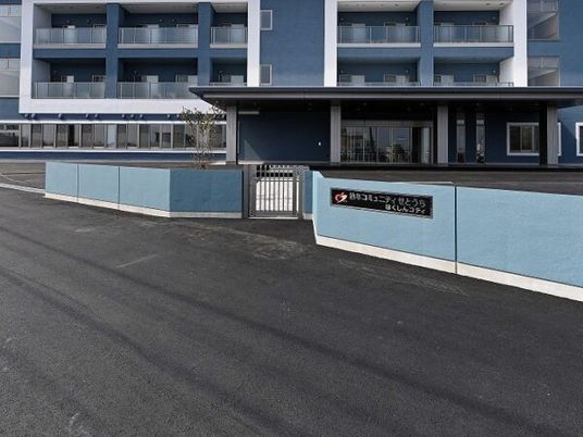 青い外壁の建物外観  