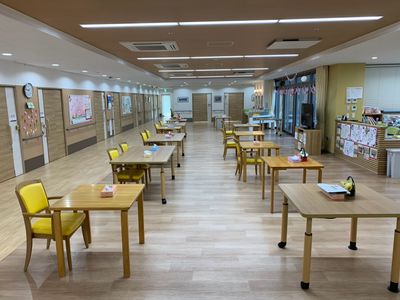 自然光が入る広々とした食堂