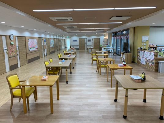 自然光が入る広々とした食堂