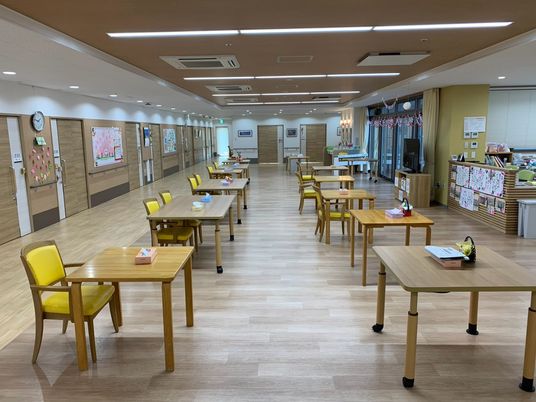 自然光が入る広々とした食堂