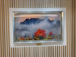 風景画と人影の壁面