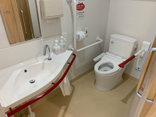 使いやすいトイレ トイレ バリアフリー設計のトイレは手すりが充実しており、安全な利用が可能です。
