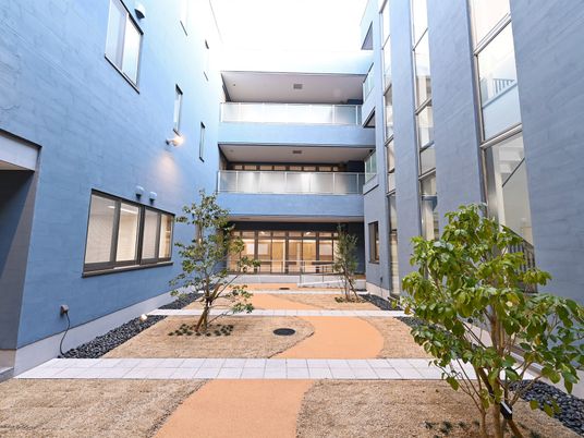 青い壁の施設の快適な中庭