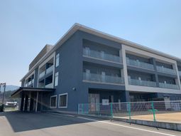 落ち着いた雰囲気の建物外観