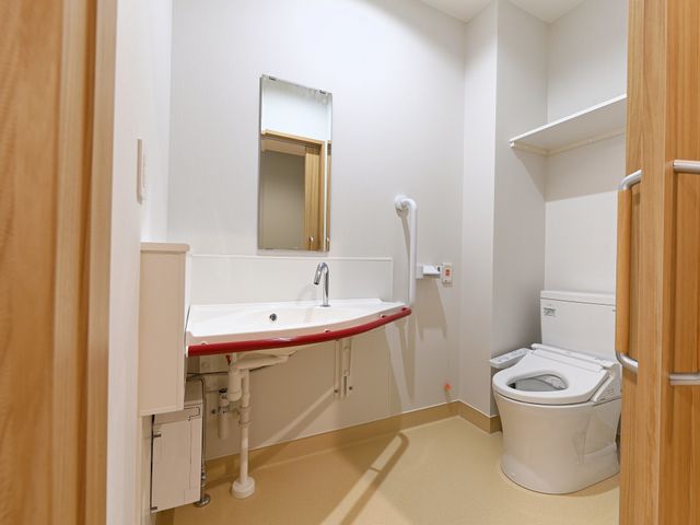 清潔感のある洗面トイレスペース 洗面台 清潔感溢れる洗面とトイレの設備が整っていて、利用者様の日々のサポートに最適です。