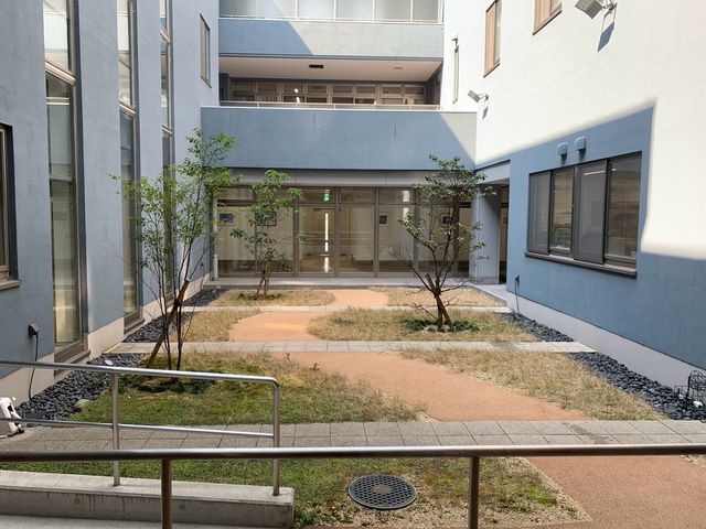 開放的な中庭 中庭 光が差し込む中庭では、リラックスした時間を過ごせます。施設内の自然を楽しむ空間です。