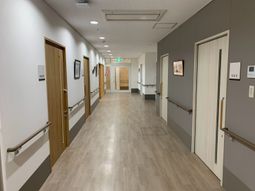 両側にドアのある廊下