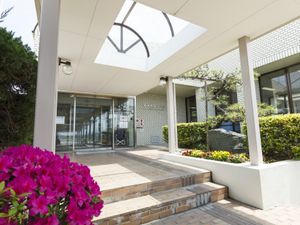 花壇のある玄関口  