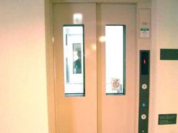 閉まったエレベーターの扉