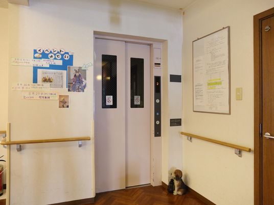 エレベーター前の壁