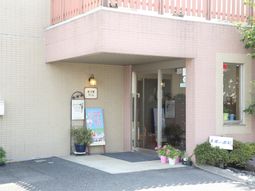 ピンクのエントランス