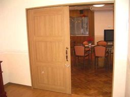 木目調の戸とダイニング