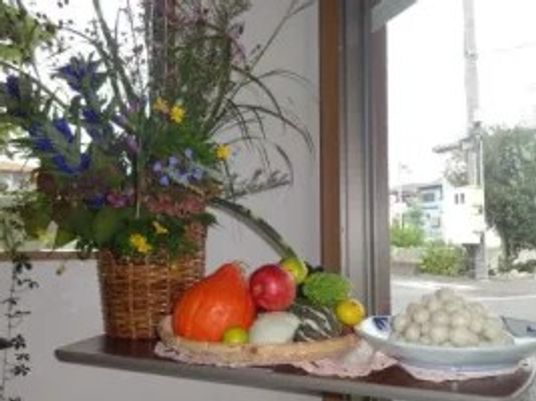 窓辺の飾りと果物の食堂  