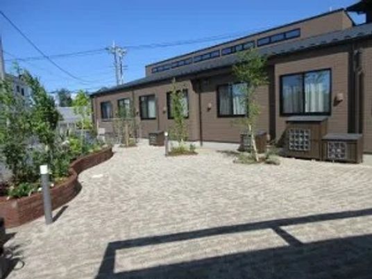 植栽のある建物前の外観  