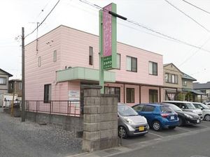 淡い外壁の建物外観  