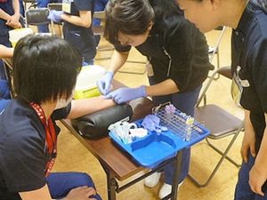 採血する実習室  
