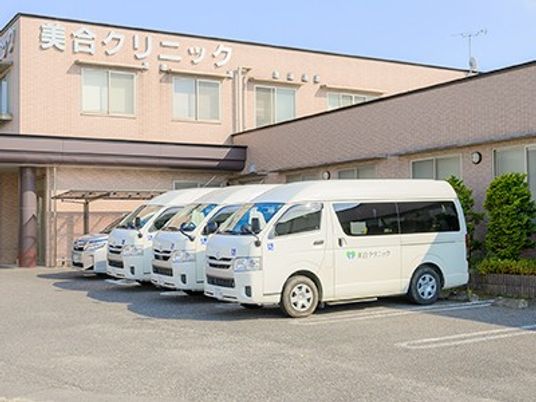 送迎車が並ぶ外観  