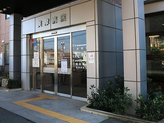 病院の正面入口  