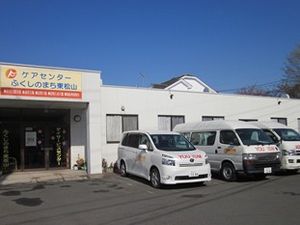 施設の外観と駐車場  