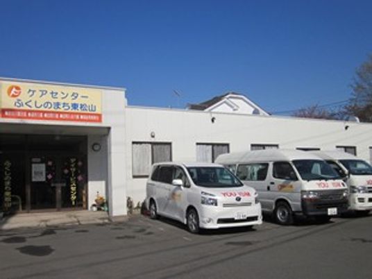 施設の外観と駐車場  