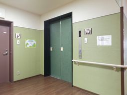 清潔感のある廊下エレベーター
