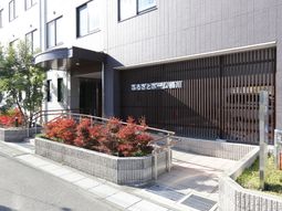 モダンな建物のエントランス