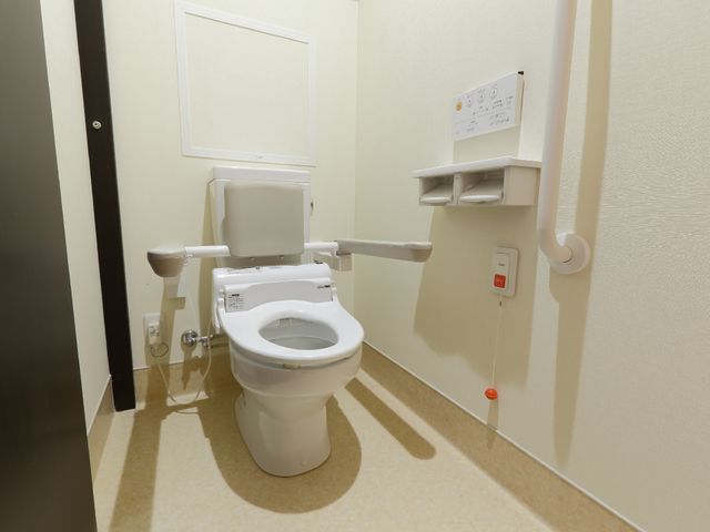 手すり付きトイレの内部 トイレ 安全に配慮された手すり付きトイレが整備されており、自立した日常生活をサポートします。緊急時には呼び出しボタンも設置されており安心です。