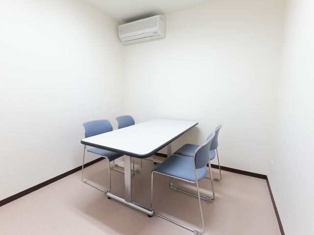 シンプルな会議室 相談室 きれいに整えられた静かなスペースでは、個人的な時間を大切にしながら、落ち着いて過ごすことができます。