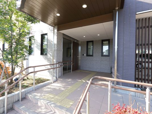 明るく清潔なエントランス