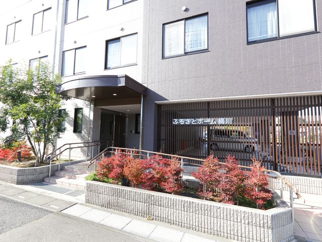 モダンな建物のエントランス 外観 落ち着いた色合いのエントランスは、訪れる人に穏やかな印象を与え、清潔感が漂います。