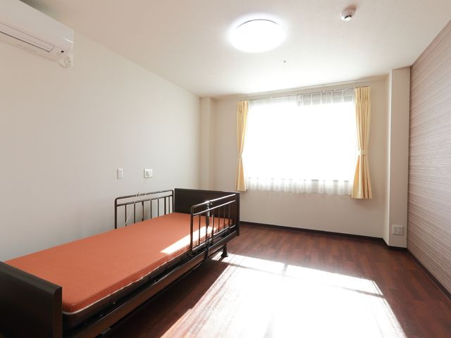 快適な個室の居室 居室 日当たりのいい広々とした部屋です。個々の空間を大切に、安らぎの時を過ごせる設計となっています。