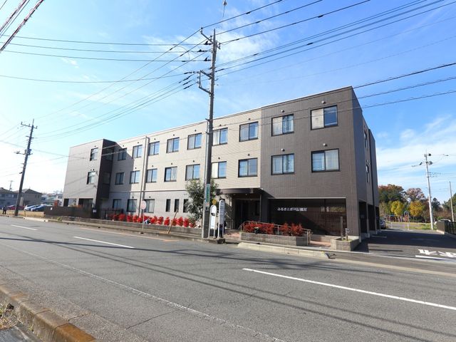 施設外観の明るいデイタイム 外観 広々とした門扉とモダンなデザインが特徴の建物です。通りからのアクセスもよく、明るい周囲環境が印象的です。