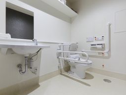 バリアフリー洗面所兼トイレ