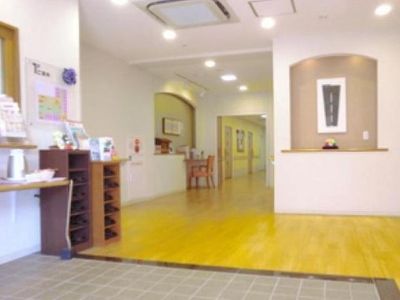 受付と廊下の明るいエントランス