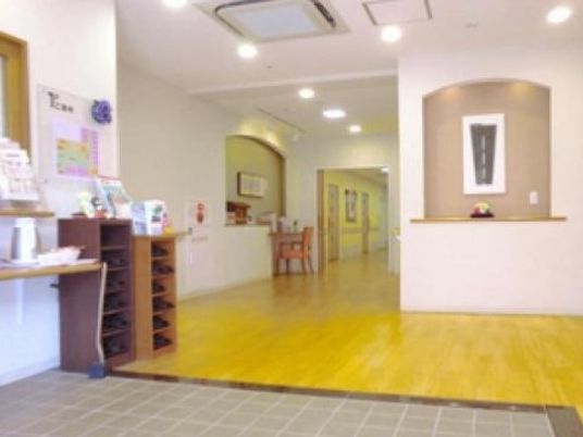 受付と廊下の明るいエントランス