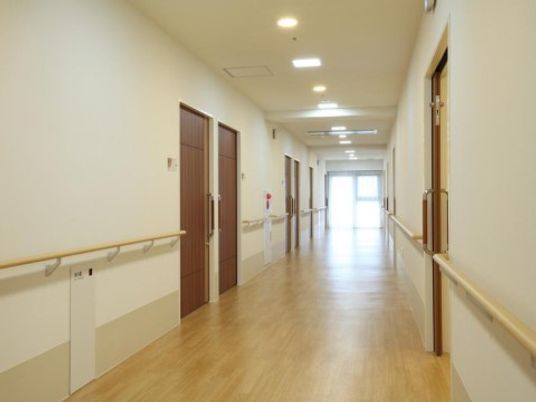 明るく清潔感溢れる廊下