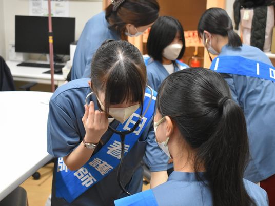 実習中の介護士たち  