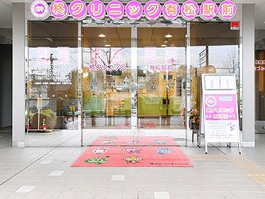 明るい出入口の正面  