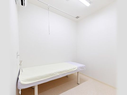 シンプルな居室のベッド