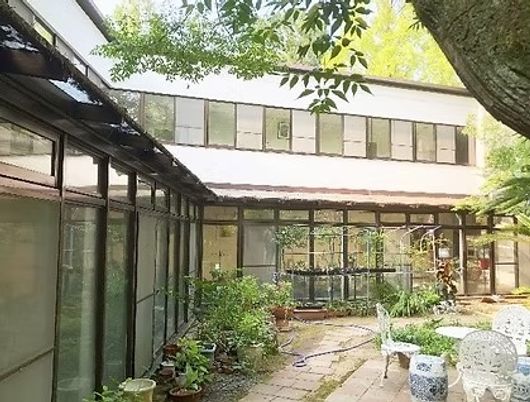 緑に囲まれた中庭  