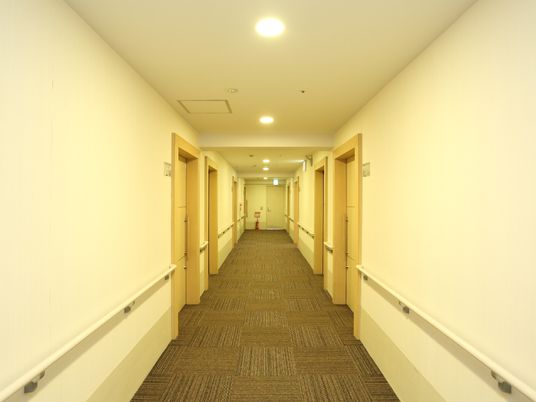 明るく清潔な廊下